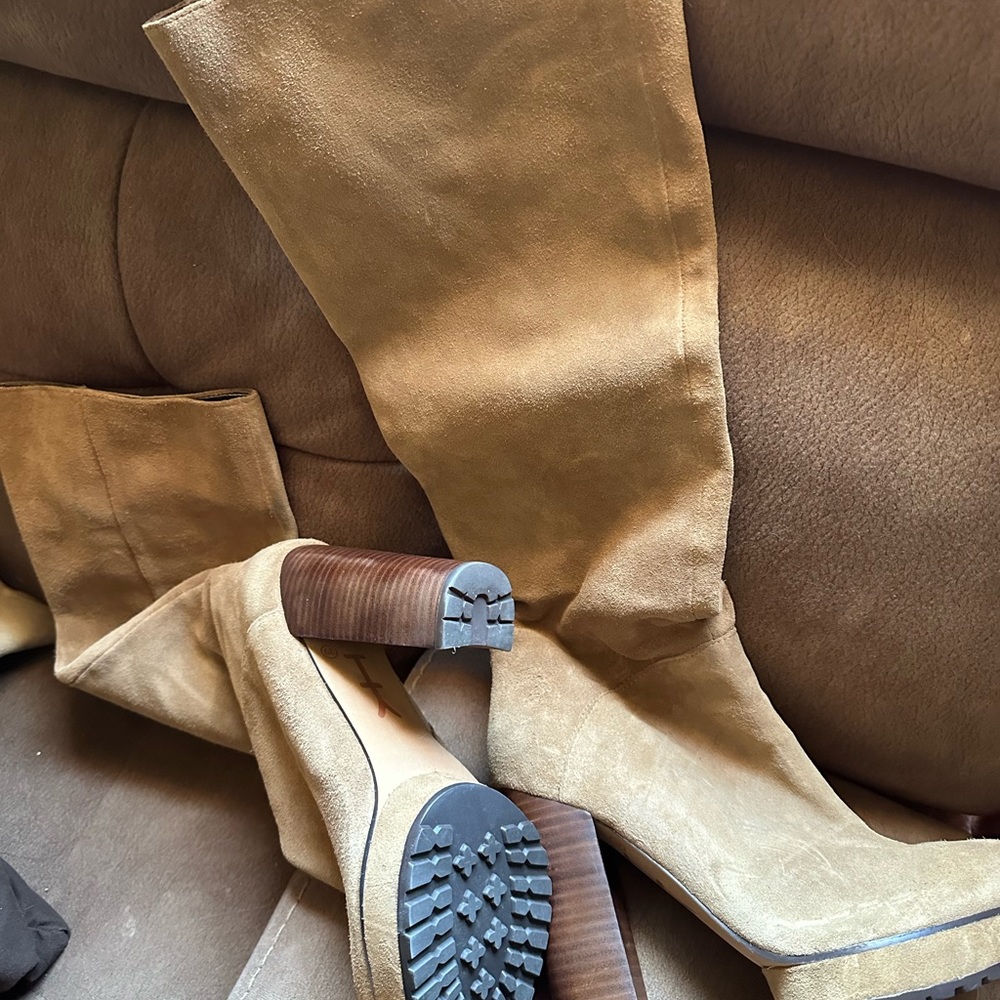 Knee high boots great condition tan suede color zip up boots